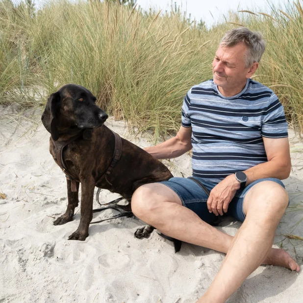 Günter Jais mit seinem Hund in der Natur